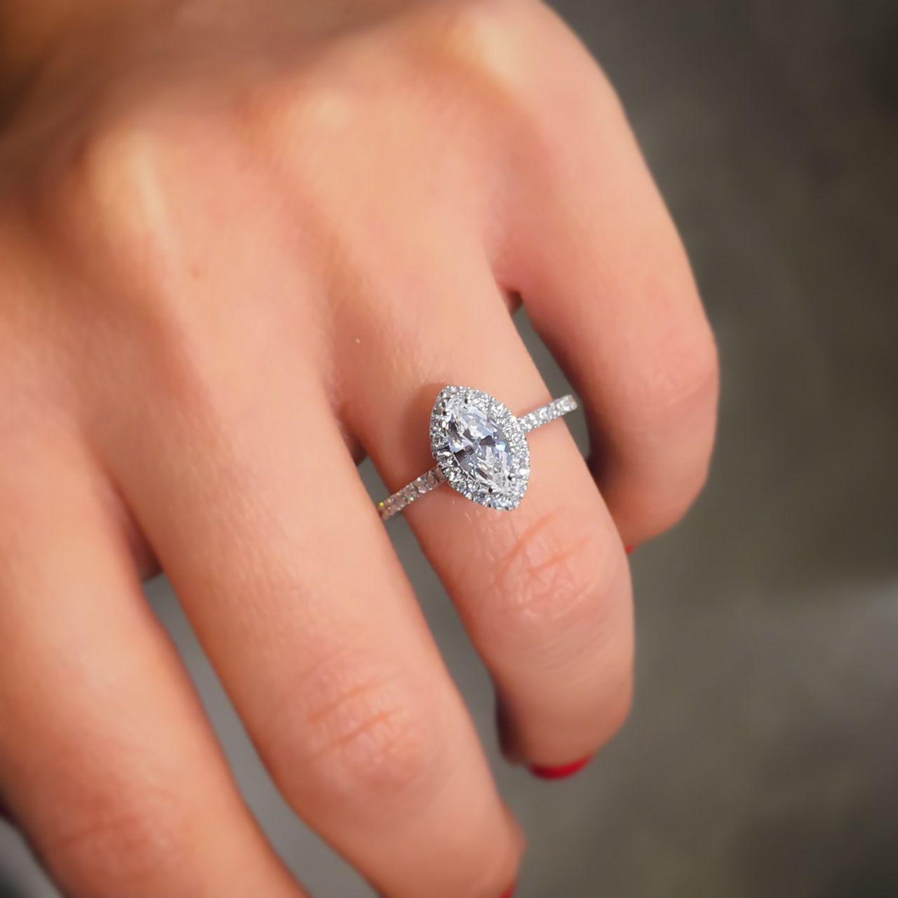 IN VENDITA! Anello Simulante Con Diamante Realizzato A Mano Con Taglio Marquise E Trillion - Disponibile In Oro Bianco O Argento Sterling - Anello Di Fidanzamento Fatto A Mano - Italia - Foto 12